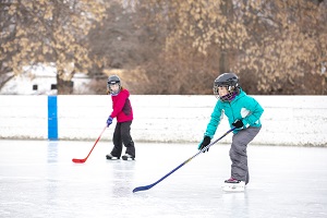 2 kids playing hockey